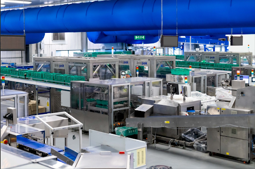 A modern packing facility featuring automated packing systems, highlighting the importance of tailored solutions and seamless integration for successful packing automation implementation.
